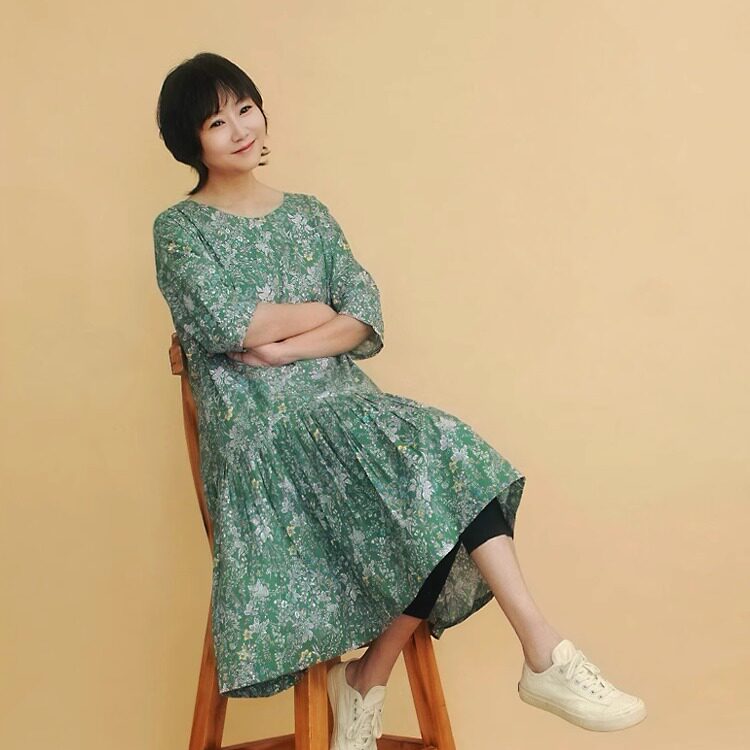森系绿色碎花纯棉圆领低摆连衣裙