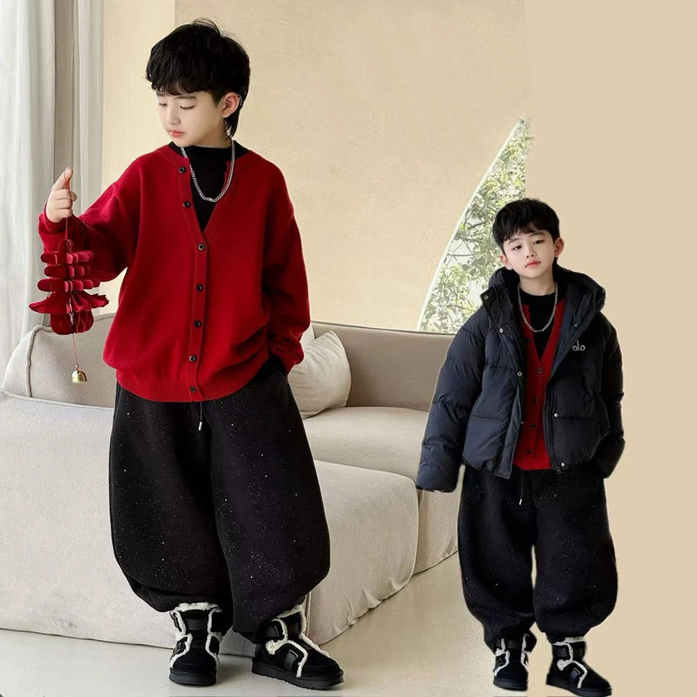 男童秋冬洋气新年服V领假两件毛衣2026年新款潮牌简约纯色针织衫