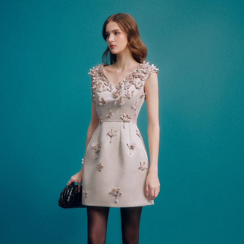 越南MAVEN 2024年新春新款日常通勤优雅粉色珍珠坠饰v领连衣裙