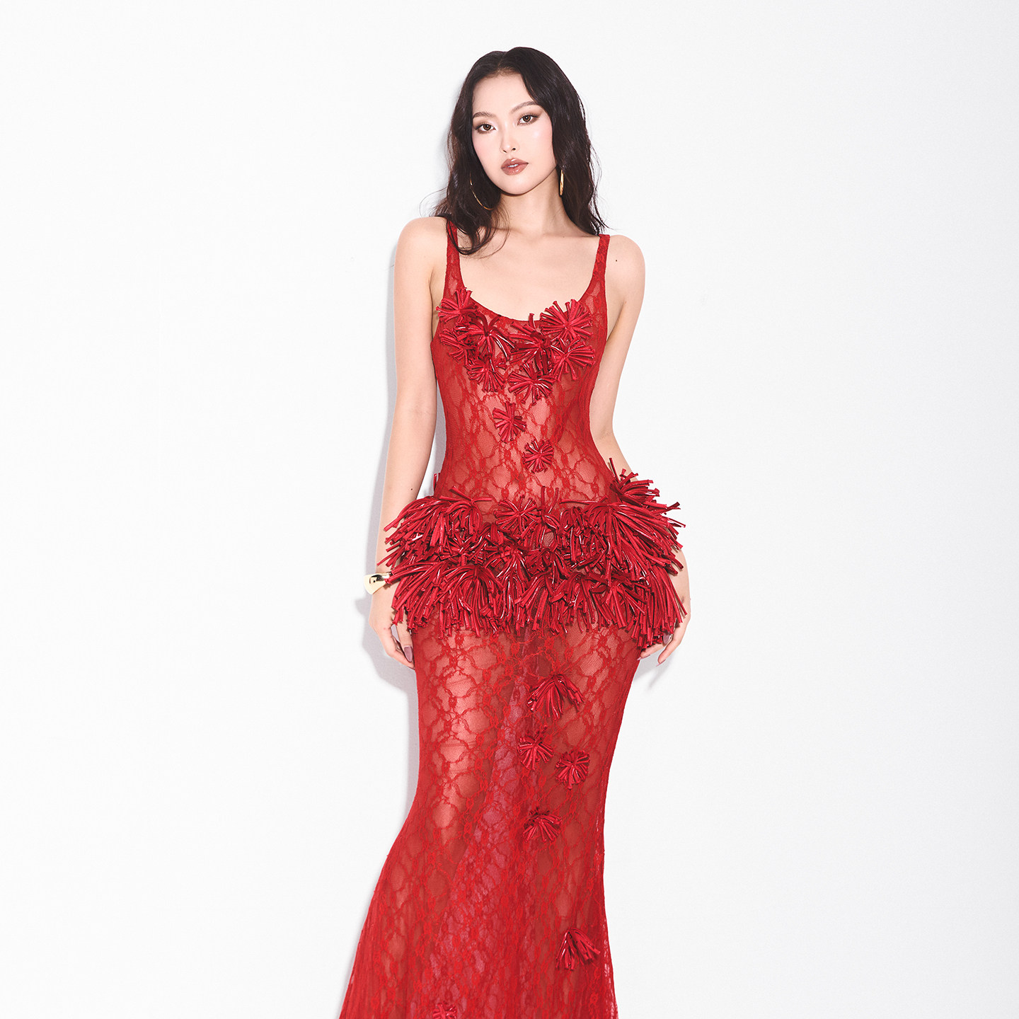 越南小众品牌MAEL 2026年春季新款魅力红色蕾丝纹理感吊带长裙