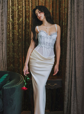 越南品牌LA VIERGE 2025年夏季新款包臀曲线蓝白色蕾丝吊带裙