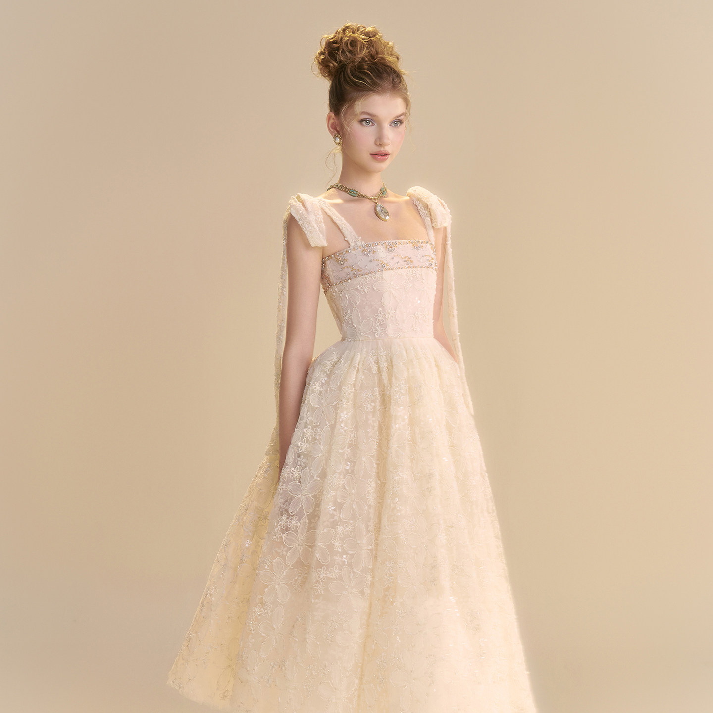 越南小众LINH PHUNG 2025年秋季新款精致米白色系带长裙