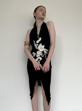 越南小众品牌DATT 2024年春夏新款磨毛材质深v不规则性感挂脖裙