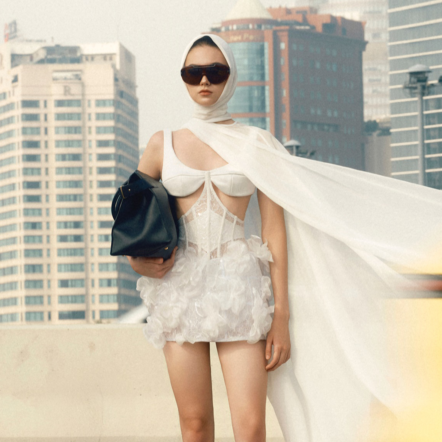 越南小众品牌MAEL 2025年夏季新款白色设计感轻盈花朵吊带裙