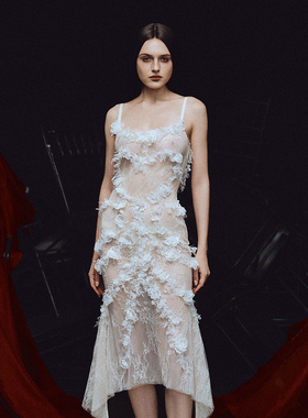 越南品牌LA VIERGE 2025年冬季新款轻盈纯欲风立体蕾丝吊带裙