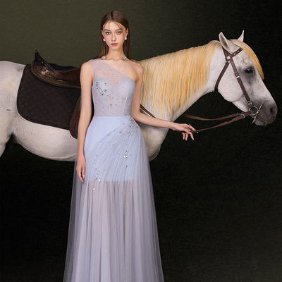 越南JOSEPHINE 2025年新年新款雾霾蓝单边斜肩薄纱连衣裙