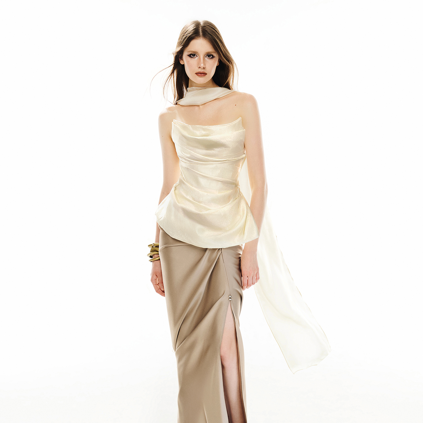 越南小众MUSTHAVE 2025年秋季新款弧形收腰抹胸+卡其色开衩半裙