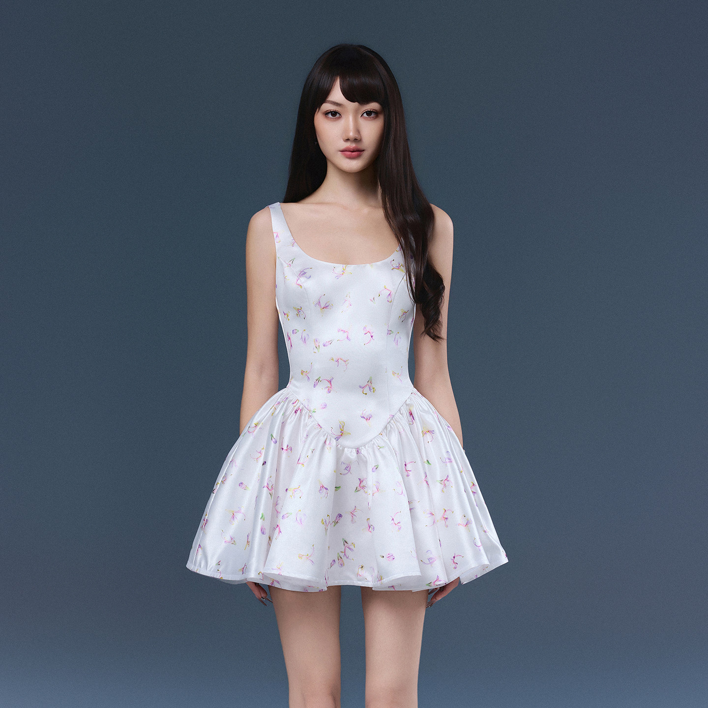 越南JOSEPHINE 2026年夏季新款少女缎面白色印花弧形吊带裙