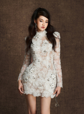 越南小众KEIRA TONG 2025年秋季新款精致白色羽毛花修身连衣裙