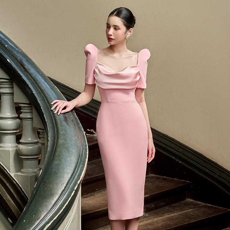 越南小众品牌LE NGOC 2024年春季新款樱花粉珠光缎面荡领连衣裙