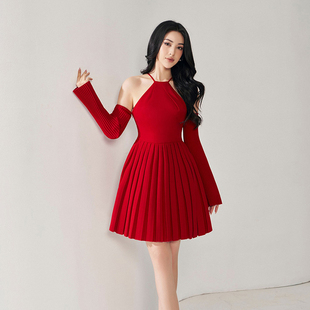 越南小众TRINITE 红色露肩挂脖百褶高收腰连衣裙 2023新年新款