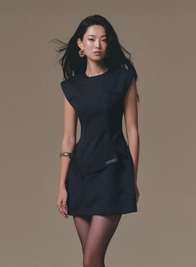 越南小众KEIRA TONG 2025年秋季新款蓝色小翻领设计感连衣裙