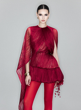 越南小众品牌LEGER 2026年春季新款魅力红色细闪百褶连衣裙