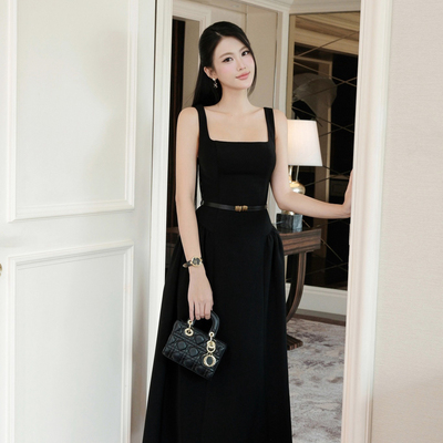 越南小众品牌KHIET 2026年春季新款高挑纤瘦方领高收腰吊带裙