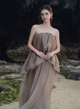 越南小众DARLING DIVA 2025年春季新款自然优雅咖色抹胸度假裙