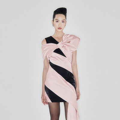 越南小众MUSTHAVE 2026年春季新款甜酷辣妹风粉色蝴蝶结连衣裙