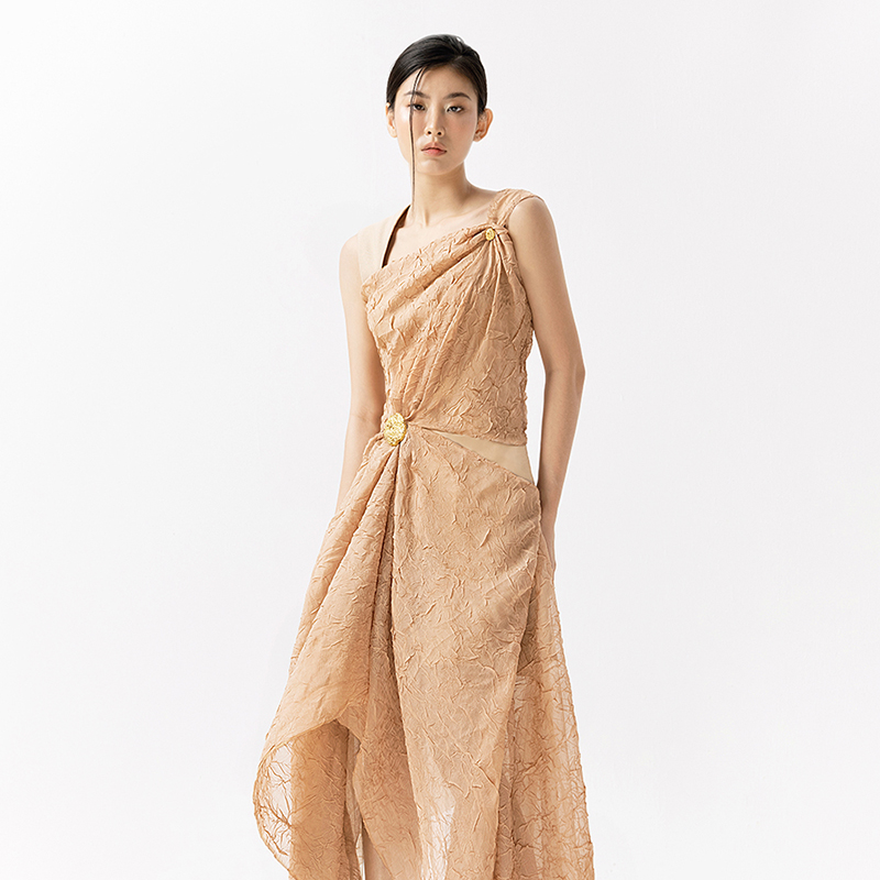 卡其色凹凸柔软面料收腰长裙