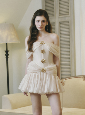 越南小众LINH PHUNG 2026冬季新款法式米白色金色配饰抹胸裙