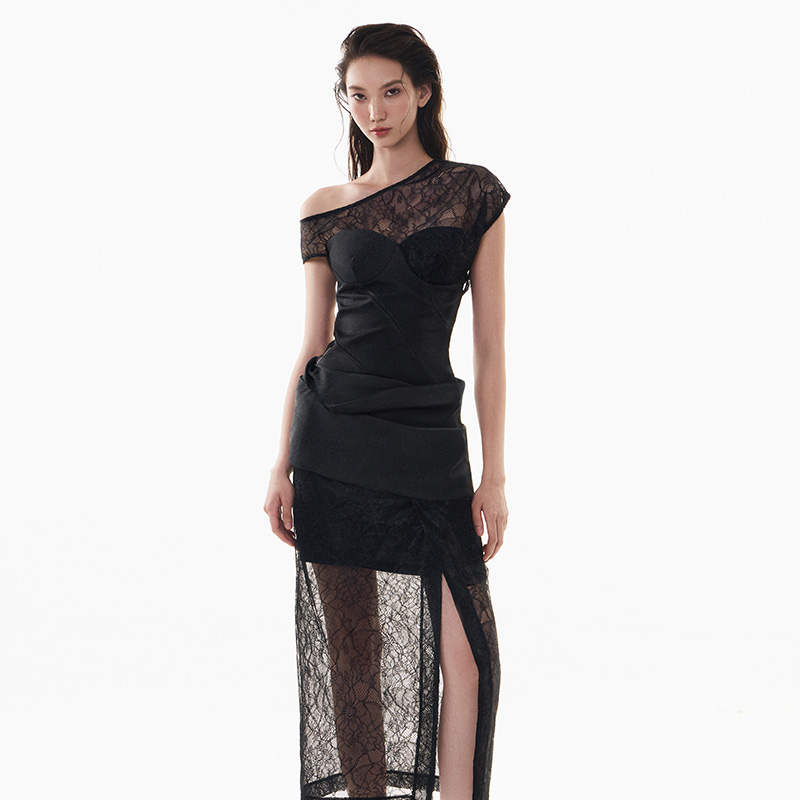 越南小众MUSTHAVE 2024夏季新款魅力横生蕾丝纹单肩抹胸优雅套装