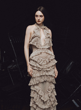 越南品牌LA VIERGE 2025年冬季新款法式卡其色镂空收腰长裙