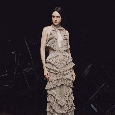 越南品牌LA VIERGE 2025年冬季新款法式卡其色镂空收腰长裙