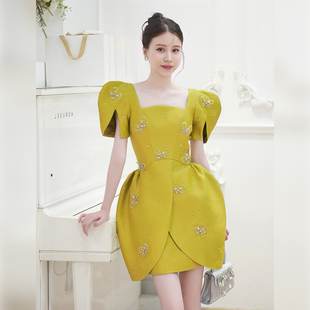 越南LAM KHUE 2026年夏季新款亮眼黄色水钻蝴蝶花瓣弧形连衣裙