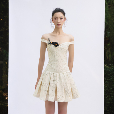 越南小众品牌NHAT 2026年春季新款纹理感花朵点缀千金吊带裙