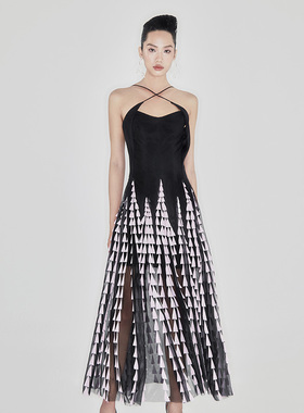 越南小众MUSTHAVE 2024年春季新款交叉细吊带白色三角坠饰连衣裙