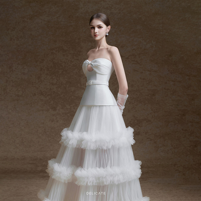 越南小众DELICATE 2026年夏季新款轻婚纱礼服白色缎面套装裙