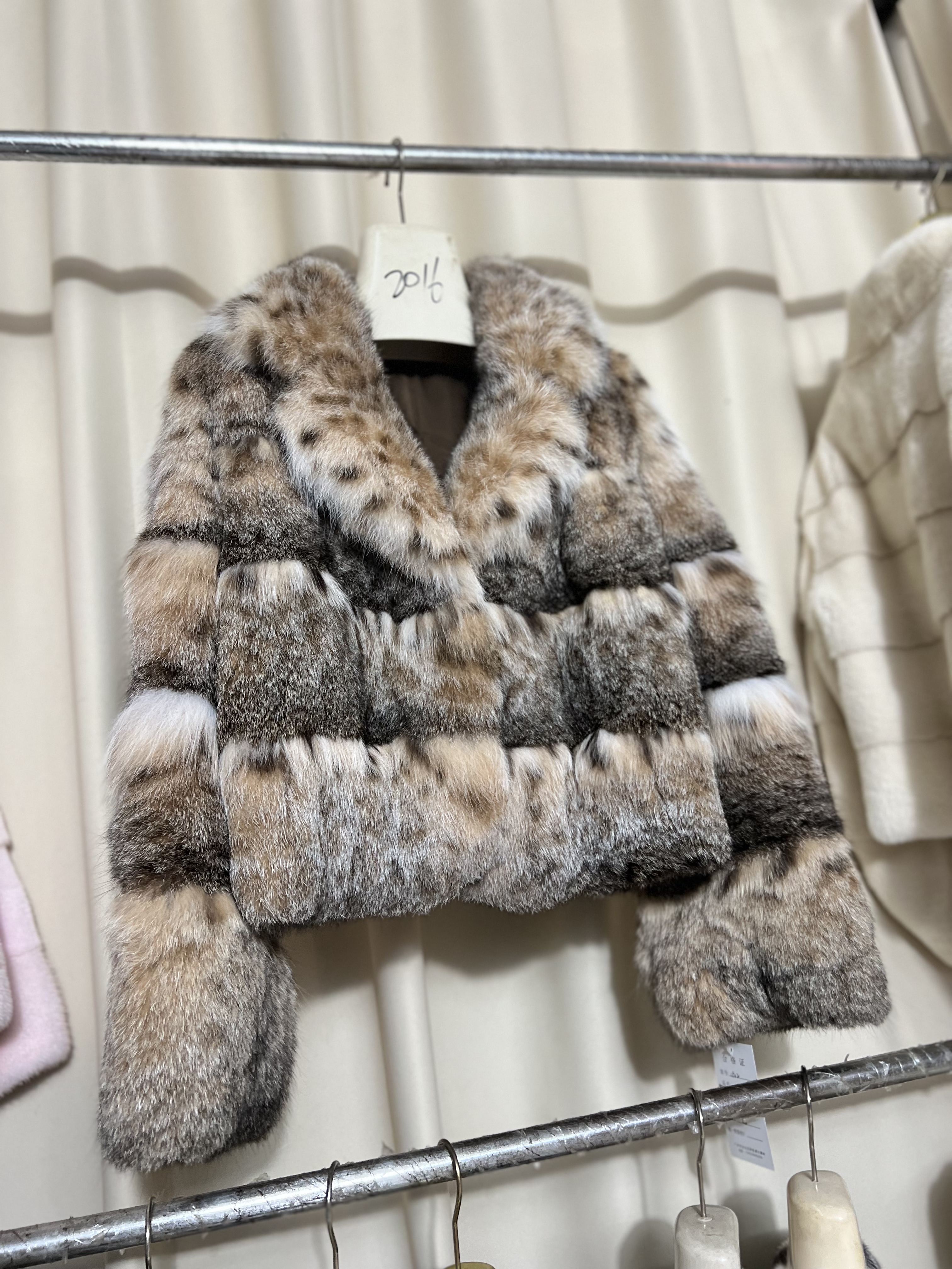 2025新款进口Lynx猫西装领青果领横排短款皮草外套时尚年轻