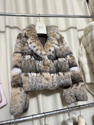 2025新款进口Lynx猫西装领青果领横排短款皮草外套时尚年轻