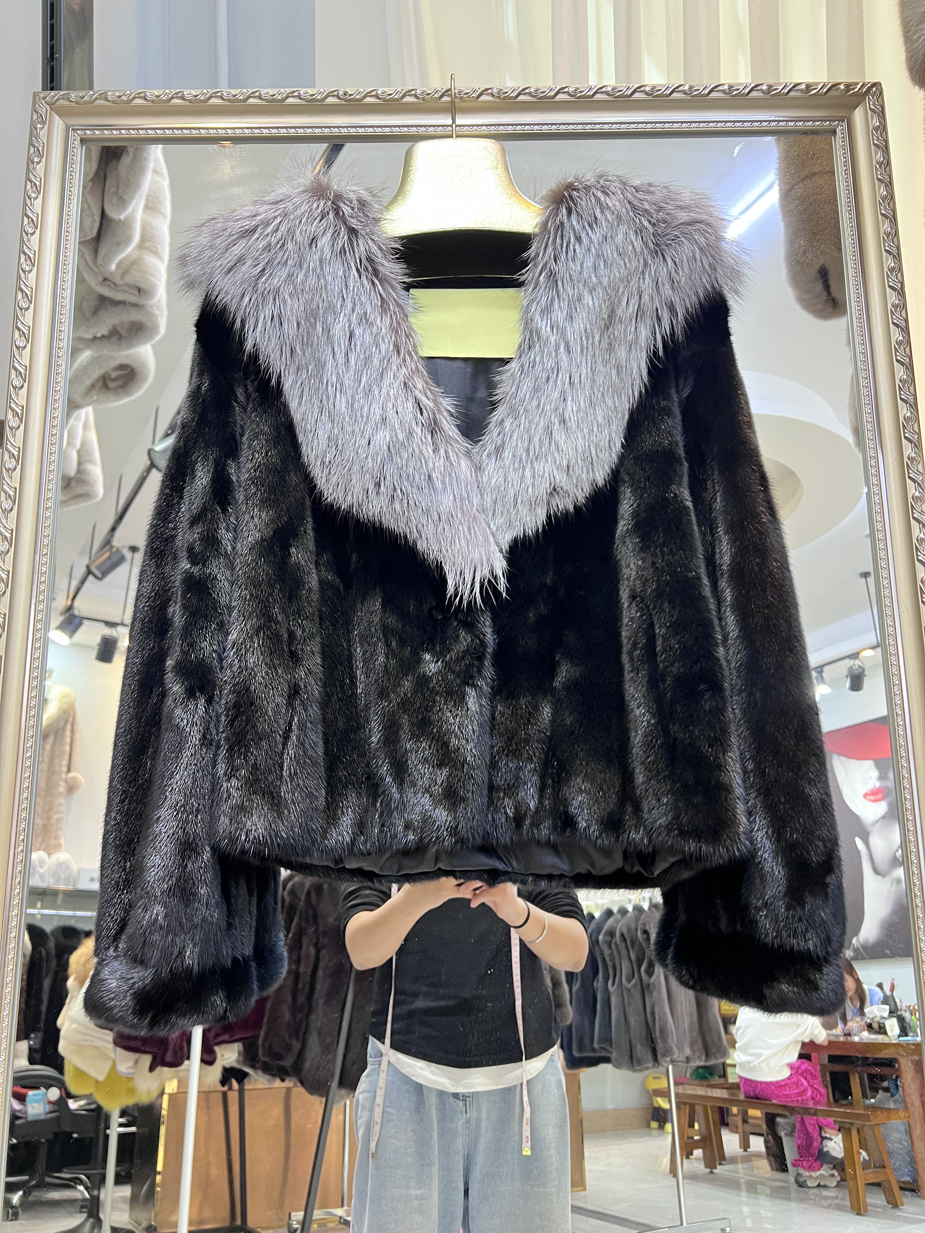高品质2025冬整貂水貂女装短款真皮衣草毛一体裘皮狐狸毛领外套