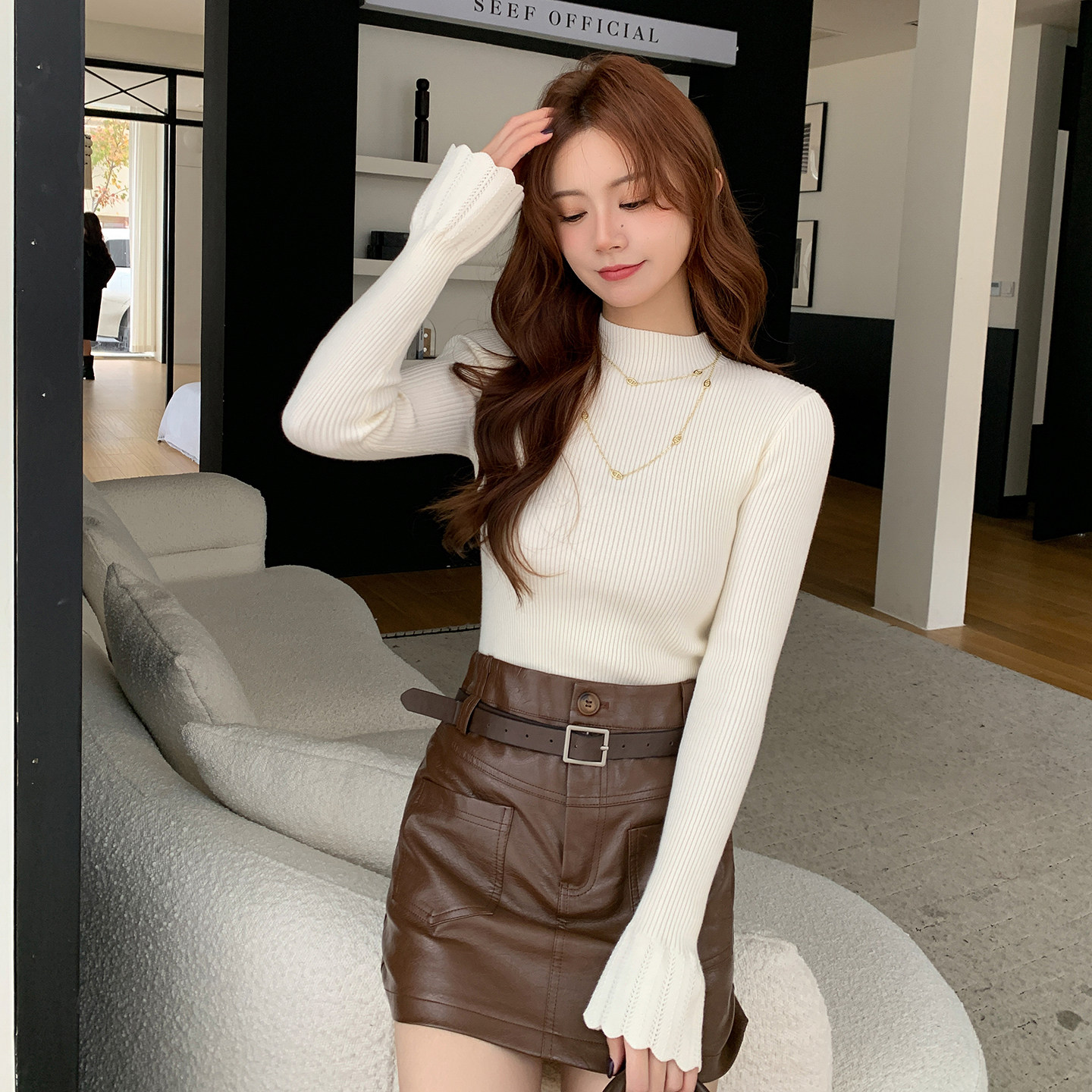 半高领喇叭袖配大衣内搭短款毛衣