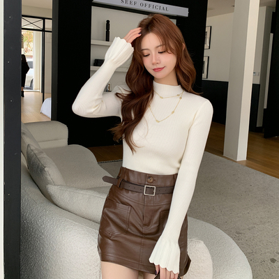 半高领喇叭袖配大衣内搭短款毛衣