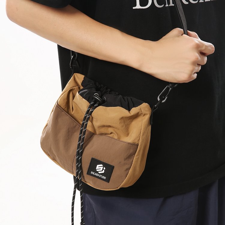 手机小挎包女轻便斜挎山系小锦囊包包甜酷抽绳束口袋休闲水桶包