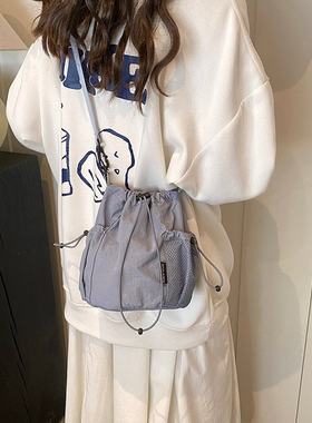 休闲水桶包女2026新款旅游轻便斜挎小包尼龙帆布运动包外出手机包