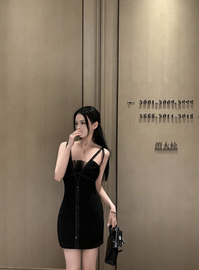 Elyssa碎钻黑天鹅 性感黑色钻带拼接网纱修身显瘦包臀吊带连衣裙