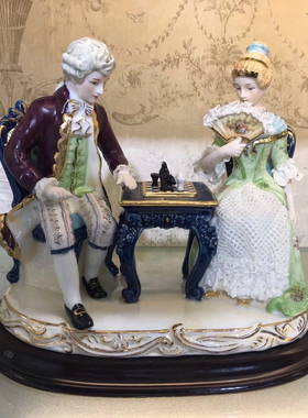 欧式人物对弈瓷偶