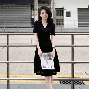 韩国小香风v领冰丝针织连衣裙女2026春夏新款感收腰气质短裙