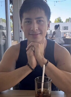 哈德森 威廉姆斯Hudson Williams同款黑琉璃花字母手链串巅峰对决