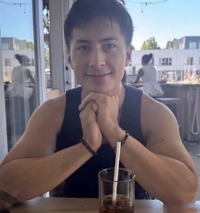 哈德森 威廉姆斯Hudson Williams同款黑琉璃花字母手链串巅峰对决