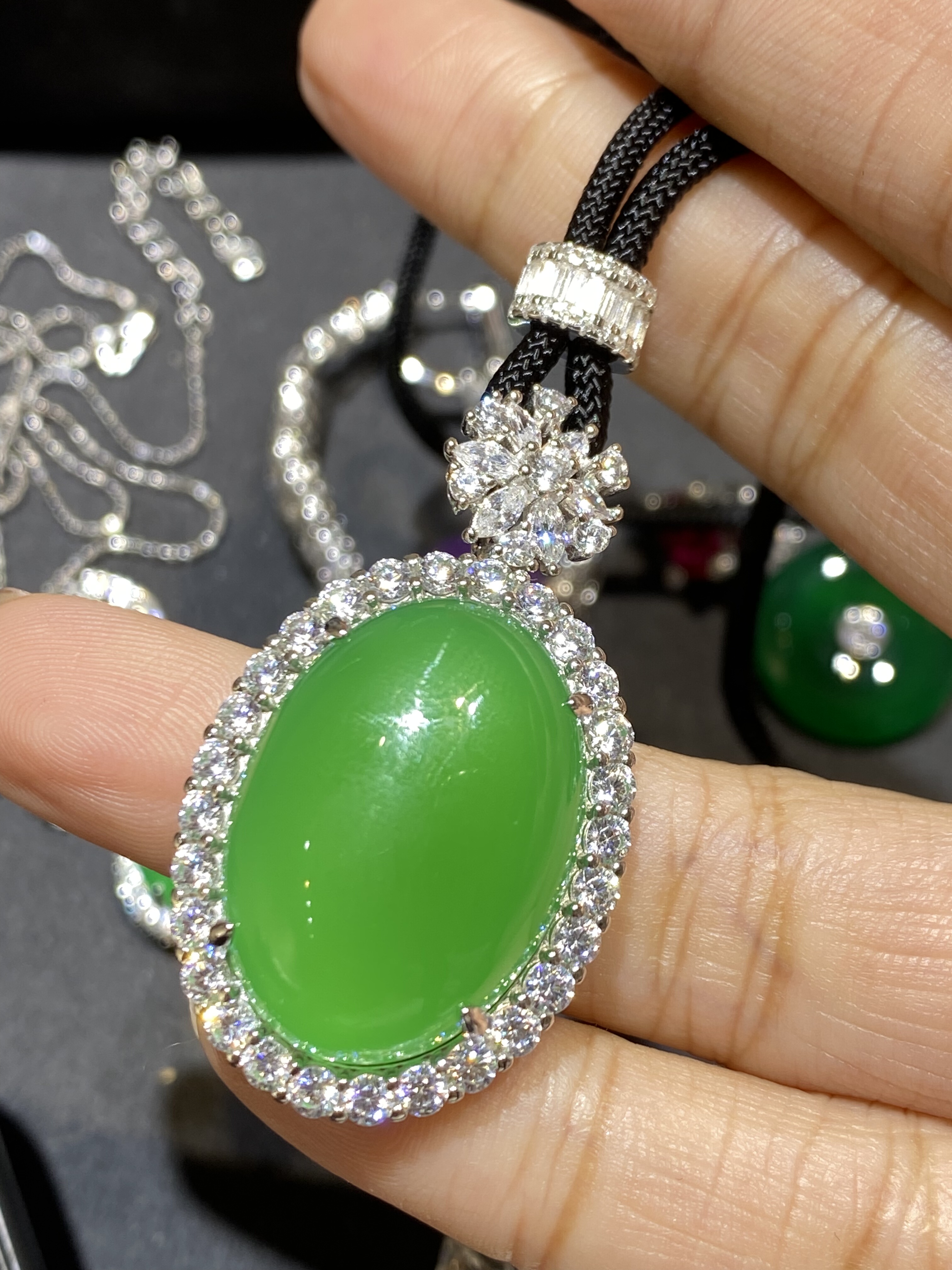 新中式满钻绿玉髓蛋面吊坠925银镶嵌媲美阳绿翡翠大鸽子蛋龙石种