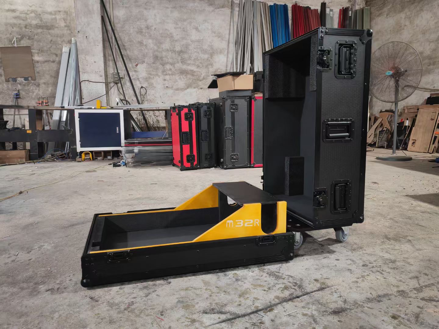 订做迈达斯midas m32R调音台航空箱 调音台机箱 机柜二开 四轮款