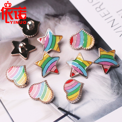 彩虹纽扣女儿童外套上漂亮扣形