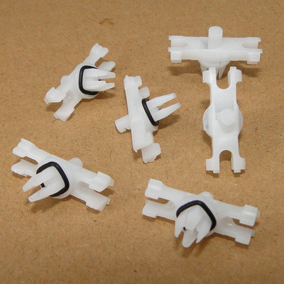 奥迪车顶侧窗密封条固定卡扣