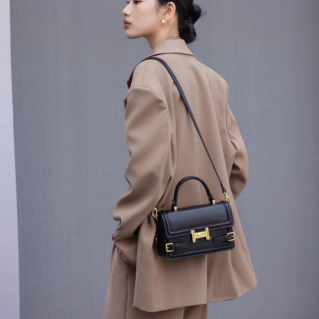 今年流行的女包新款手提小方包简约气质韩版百搭锁扣包单肩斜挎包