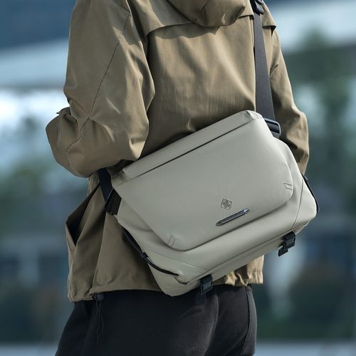 潮酷机车男骑行高级新款单肩包轻便防水休闲背包旅行男款斜挎包