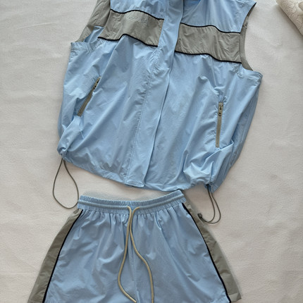 独家设计师款 25年春夏UPF50轻盈可调节水蓝色重工马甲短裤套装