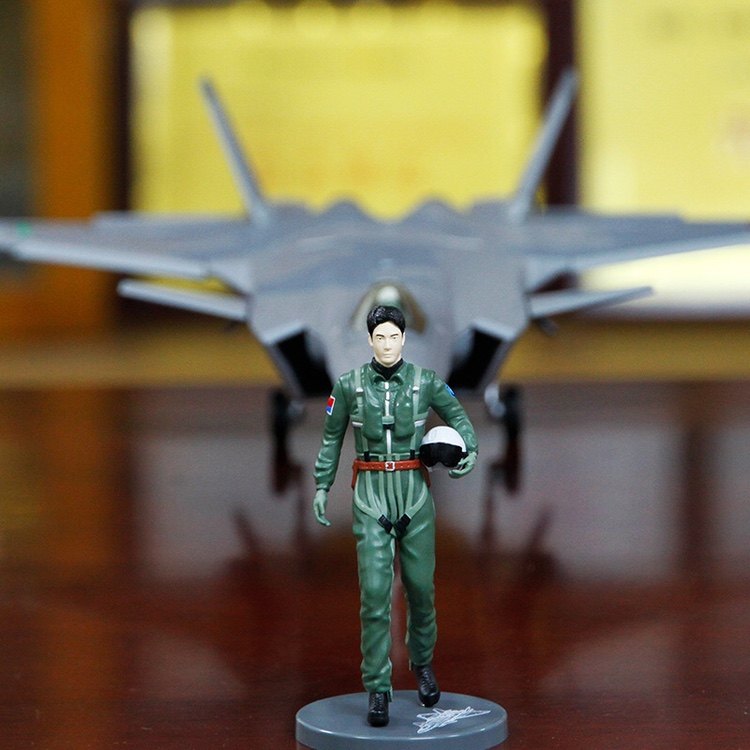 1:18歼20飞机飞行员人偶手办模型仿真军事周边玩具摆件儿童节礼物