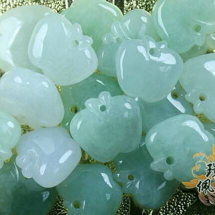 A货翡翠冰种特色扁形可爱小苹果吊坠diy饰品配件玉石散珠子淡绿色